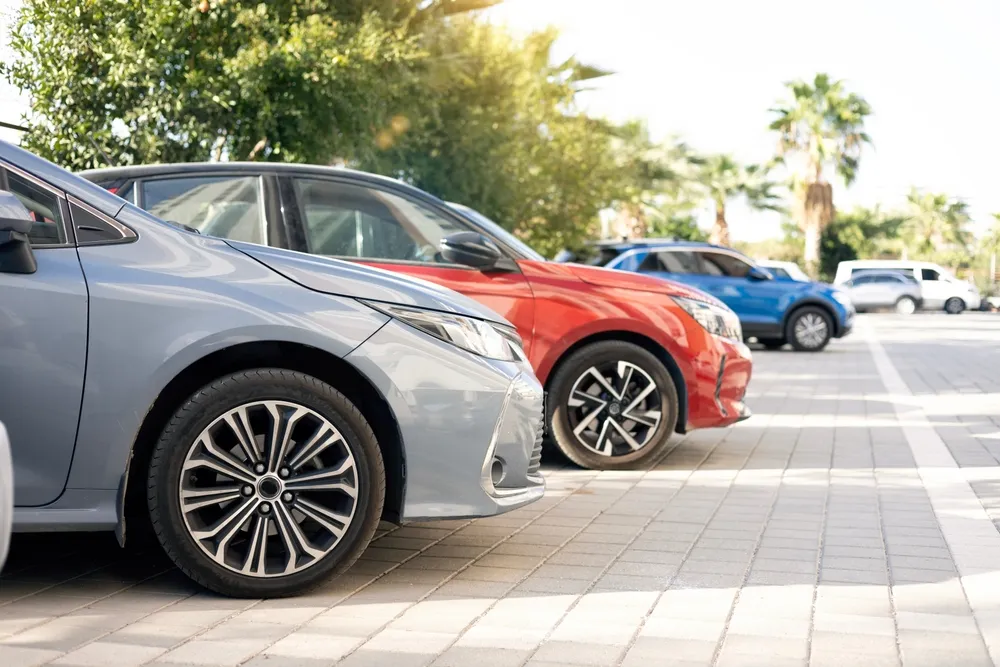 Imagem de carros de várias cores estacionados