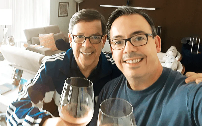 Paulo e seu filho Alexandre posam para foto com taças nas mãos.