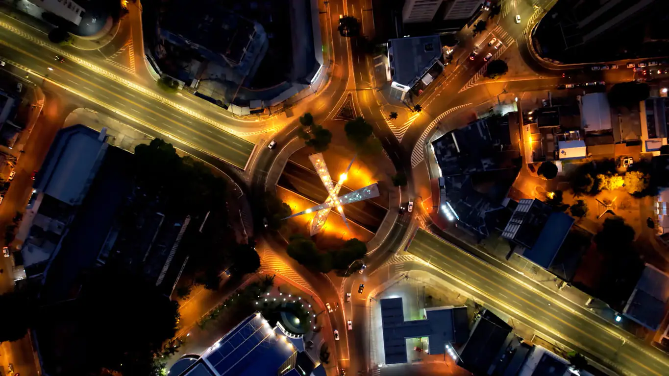 Paisagem noturna da famosa avenida no centro de Goiânia, Brasil.