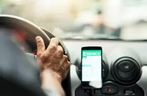 celular no painel do carro