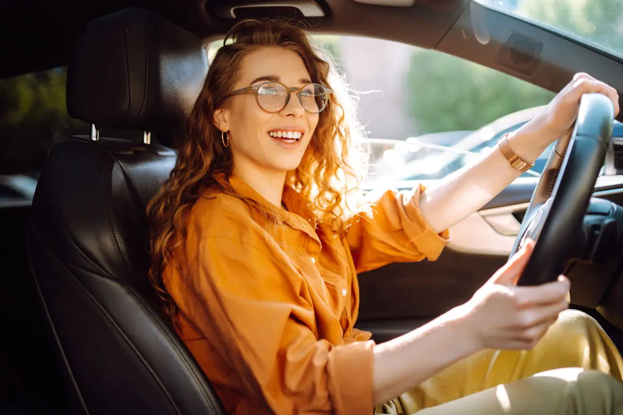 mulher dirigindo um carro para representar conteudo sobre ipva