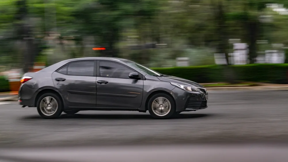 Imagem de um Toyota Corolla representando os melhores carros para blindar