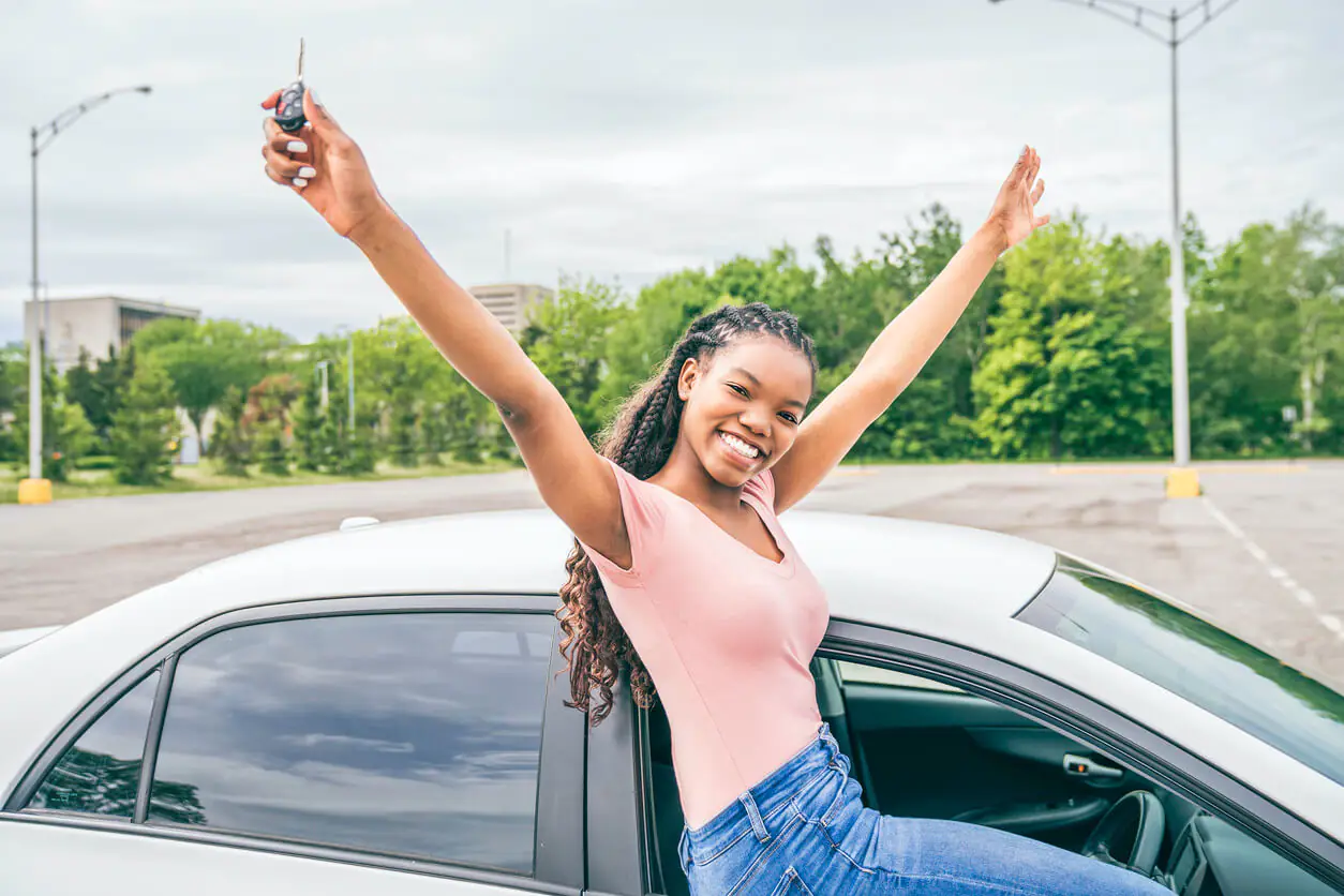 menina comemorando seu novo carro para iniciante