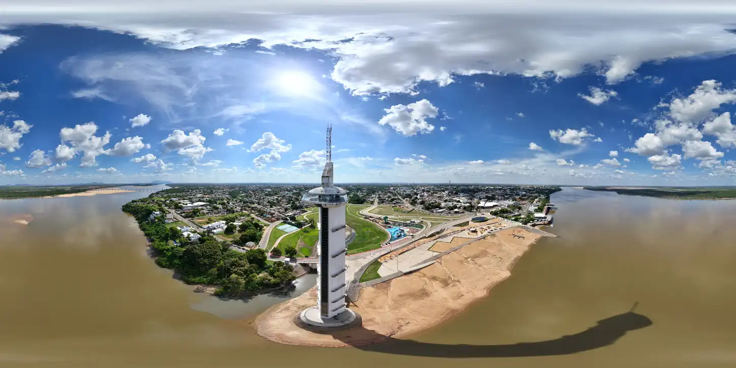 IPVA RR: valor, tabela de alíquotas, calendário e descontos Vista panorâmica do Mirante Edileusa Lóz em Boa Vista, Roraima, com a torre de observação e a paisagem urbana ao redor, sob céu parcialmente nublado.