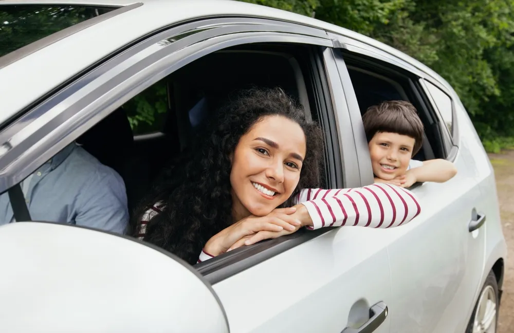 Imagem de uma família em um carro com motor aspirado