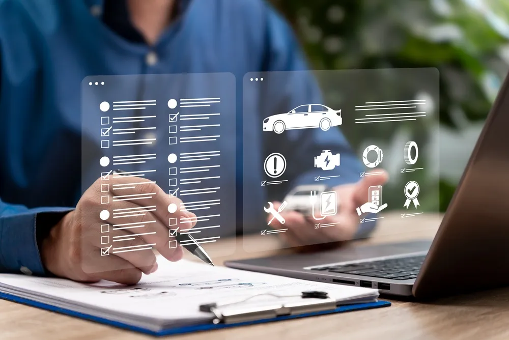 Pessoa analisando quanto custa a revisão do carro