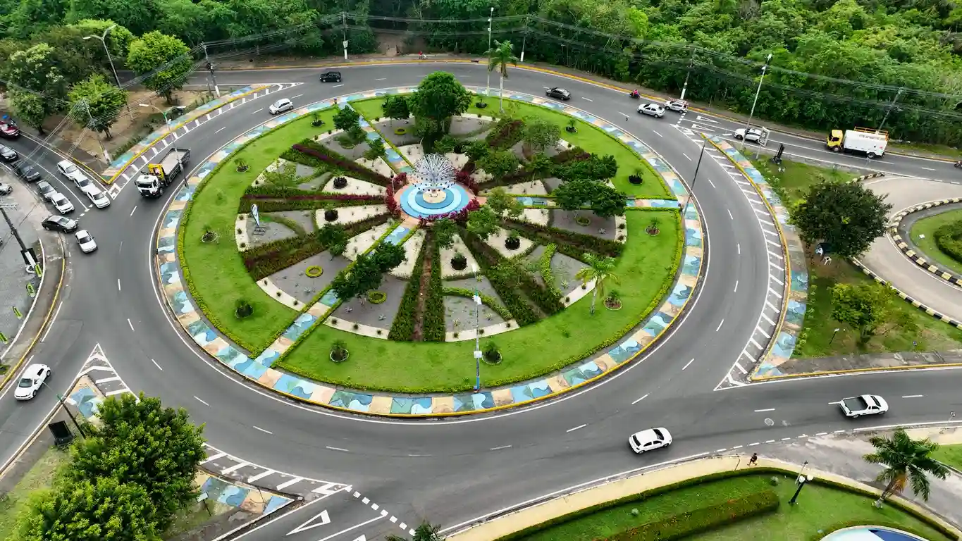 Rotatória das Cartas no centro de Manaus Amazonas, uma grande praça circular com jardim bem cuidado, fonte central e ruas ao redor na cidade de Manaus.