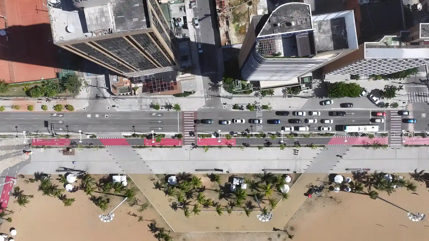 Vista aérea de Fortaleza CE, com destaque para a orla, a praia e o calçadão.