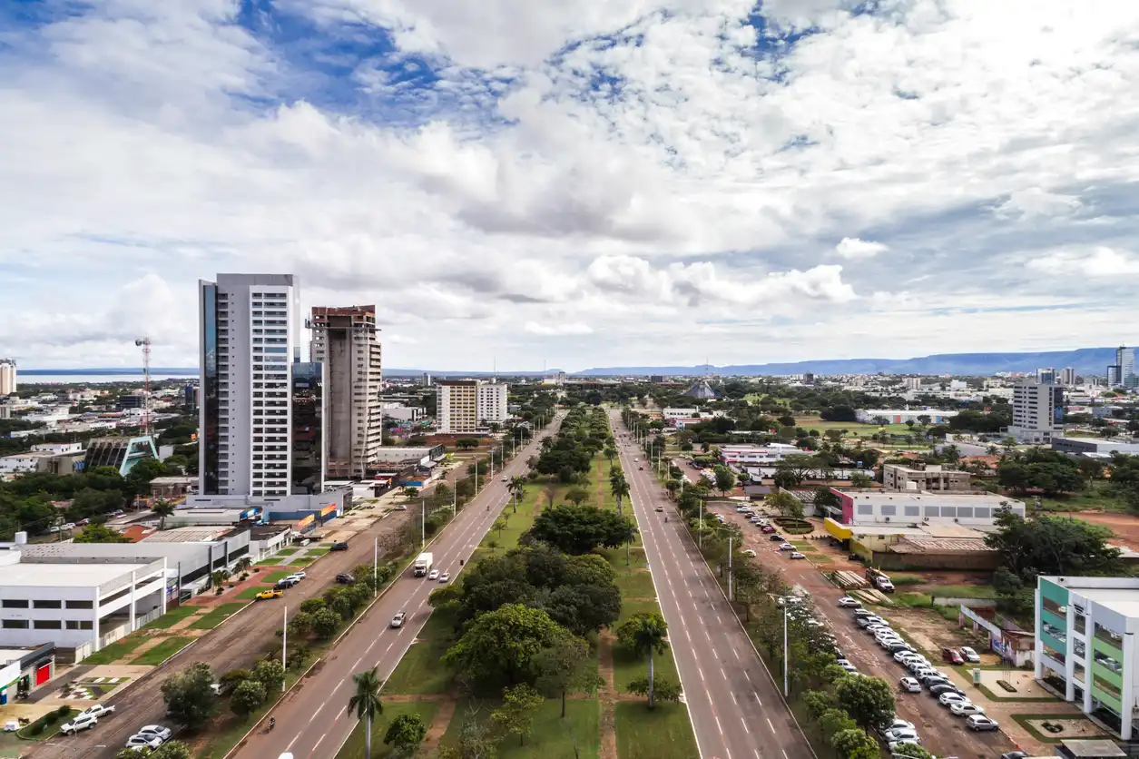 IPVA TO: valor, tabela de alíquotas, calendário e descontos Imagem de uma vista urbana com muitas árvores, edifícios altos e ruas largas, capturada em um dia de céu parcialmente nublado, simbolizando crescimento e modernidade.
